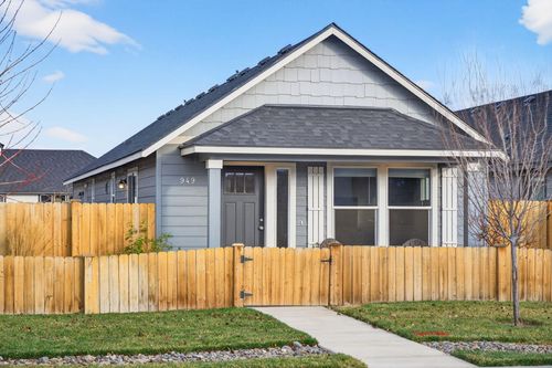 949 Nw Upas Ave, Redmond, OR, 97756-2169 | Card Image