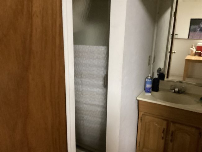 Bathroom with vanity for employes | Image 13
