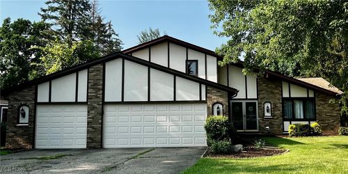 13812 Olde Orchard Rd, Strongsville, OH, 44136-8325 | Card Image