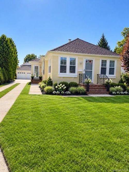 79 Cleveland St, Bay Shore, NY, 11706-5815 | Card Image