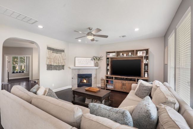 1724 Bovina Dr, House other with 4 bedrooms, 3 bathrooms and 6 parking in Leander TX | Image 4