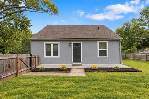 1400 E Hayward Ave, Independence, MO, 64050-4703 | Card Image