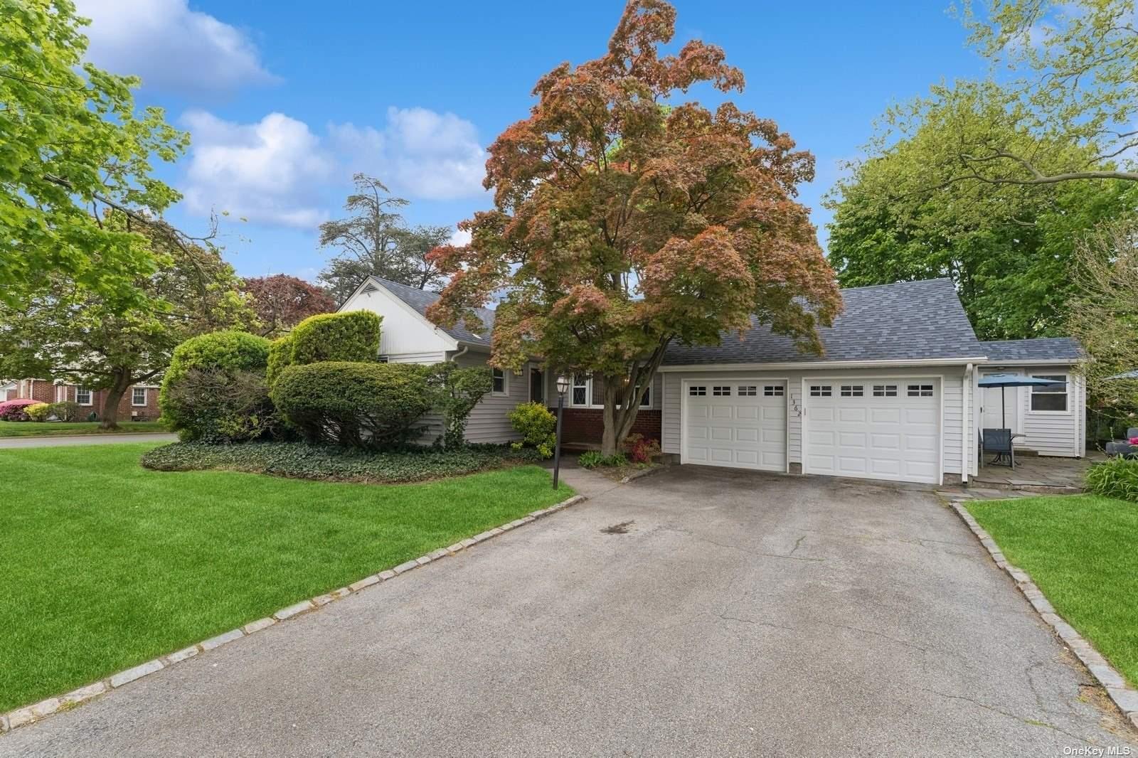 Anna Pl, North Baldwin, NY 11510