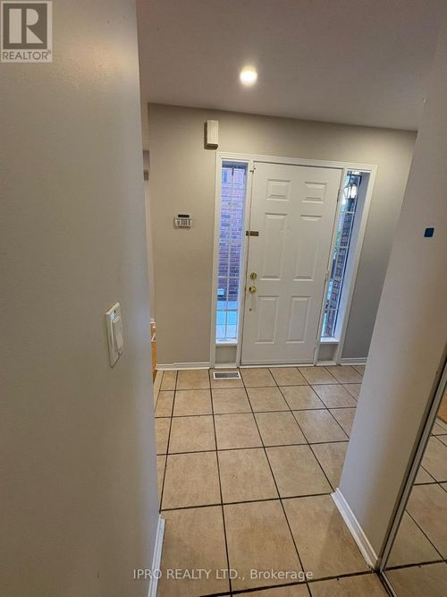 upper-987 Sonoma Court, Mississauga (East Credit), ON, L5V2P4 | Card Image