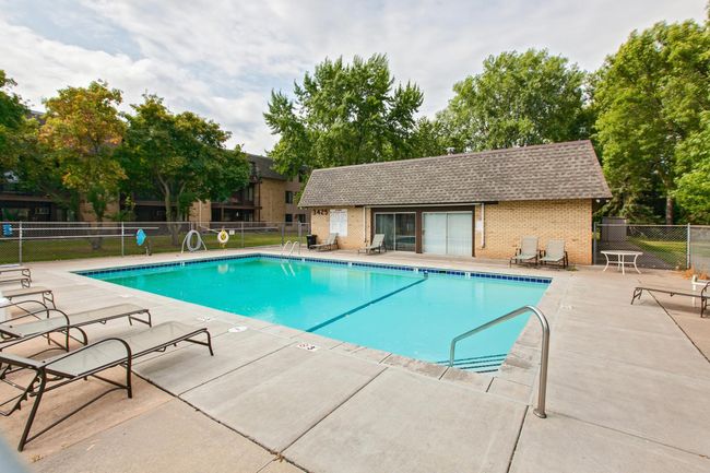 Large Pool Area | Image 28