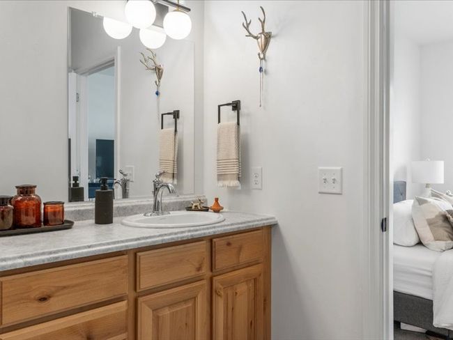 Ensuite bathroom with vanity | Image 10