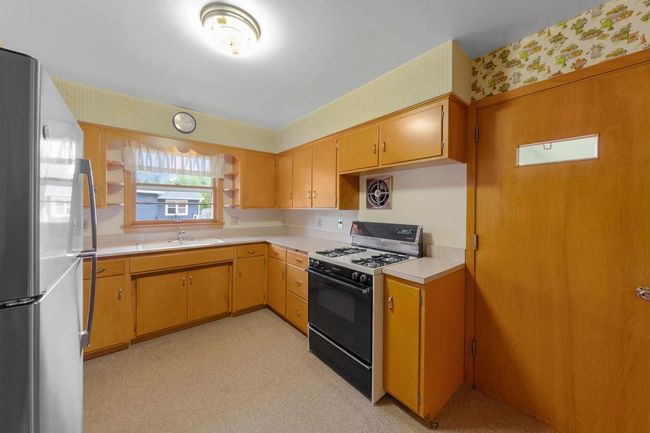 18 Kitchen_back entry.jpg | Image 16