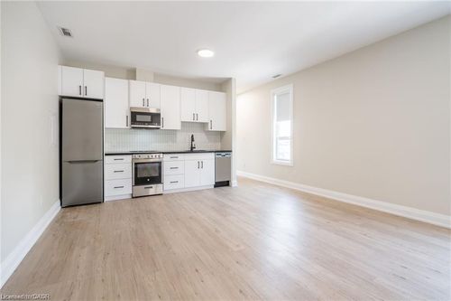 a-9 Munn St, Hamilton, ON, L8V1J7 | Card Image