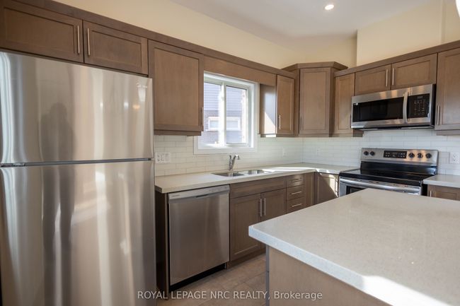 33 Cinnamon St, House other with 3 bedrooms, 3 bathrooms and 2 parking in Thorold ON | Image 5