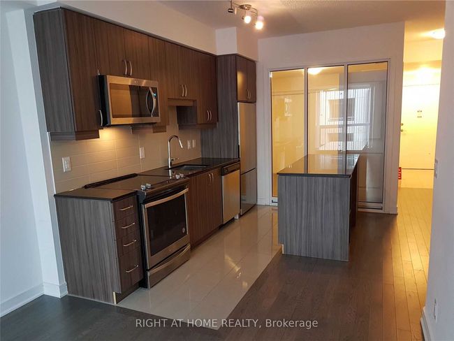 SW608 - 9191 Yonge St, Condo with 2 bedrooms, 2 bathrooms and 1 parking in Richmond Hill ON | Image 9
