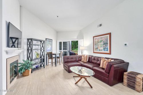 tl307-675 Oak Run Trl, Oak Park, CA, 91377-5620 | Card Image