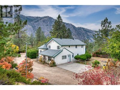 2084 Pinewinds Pl, House other with 5 bedrooms, 5 bathrooms and 7 parking in Okanagan Falls BC | Image 1