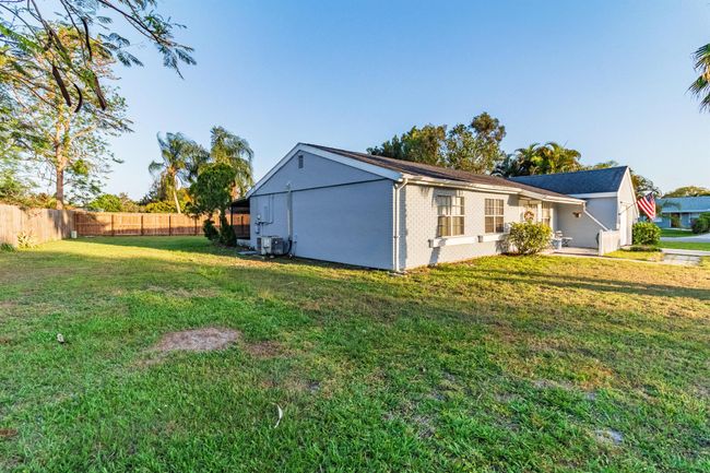 2097 Se New York St, House other with 4 bedrooms, 2 bathrooms and null parking in Port Saint Lucie FL | Image 4