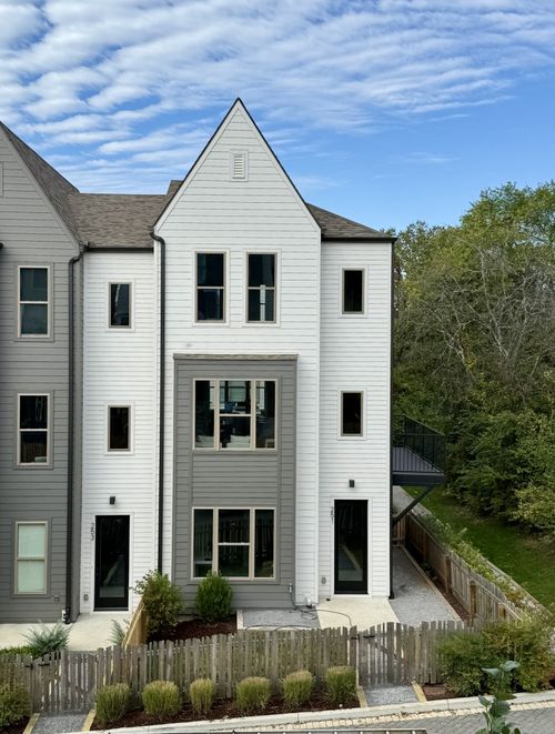 251 Arrowhead Dr, Nashville, TN, 37216-1027 | Card Image