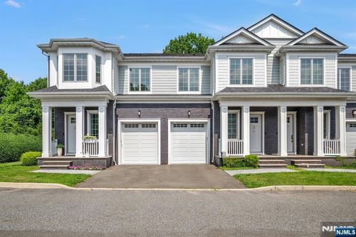 13 Gabriel Ct, Paramus, NJ, 07652-1868 | Card Image