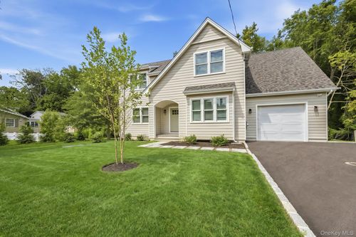 11 Park St, Setauket, NY, 11733-2257 | Card Image