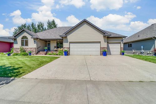 555 Queens Ct, Moorhead, MN, 56560-6777 | Card Image