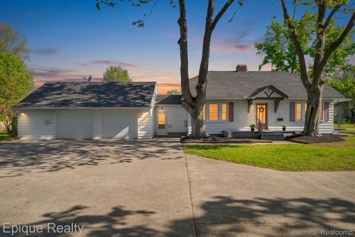 3363 Meinrad Dr, Waterford Twp, MI, 48329-3532 | Card Image