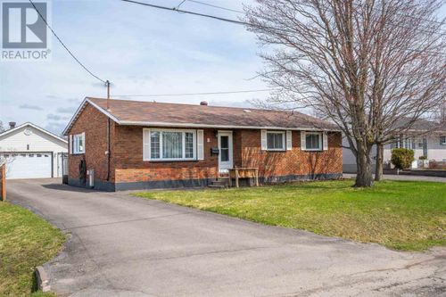 8 Winfield Dr, Sault Ste Marie, ON, P6C2M9 | Card Image
