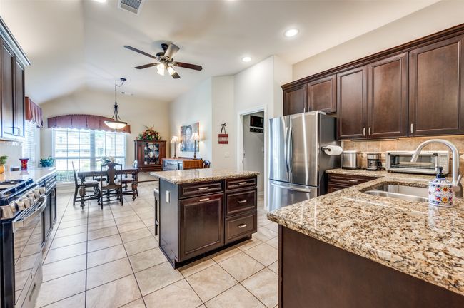 Newer appliances stay with this sale | Image 11