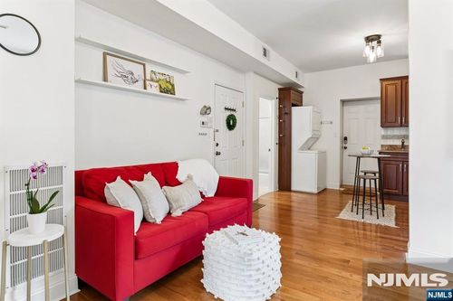80 Bay St, Montclair, NJ, 07042-4862 | Card Image