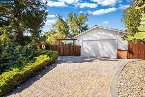11 Lindsey Ct, Pleasant Hill, CA, 94523-2031 | Card Image