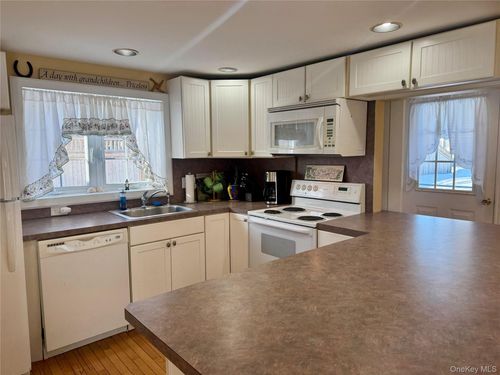 1070 Town Harbor Ln, Southold, NY, 11971-1133 | Card Image