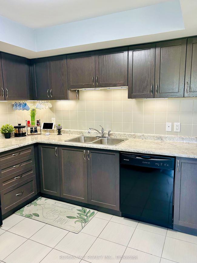 8 - 2441 Greenwich Dr, Condo with 2 bedrooms, 2 bathrooms and 2 parking in Oakville ON | Image 12