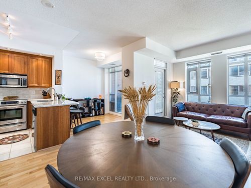 426-900 Mount Pleasant Rd, Toronto, ON, M4P3J9 | Card Image