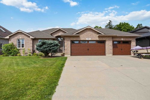 727 Norman St, Wyoming, ON, N0N1T0 | Card Image
