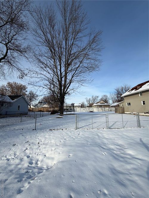 1465 Norton St, Burton, MI, 48529-1257 | Card Image