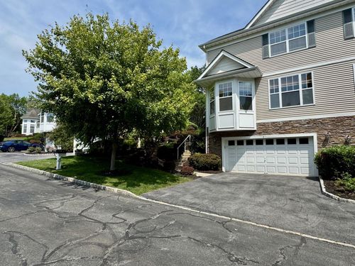 8 Green Ct, Middletown, NY, 10940-2670 | Card Image