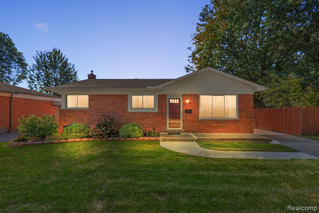 Christine St, Warren, MI 48093