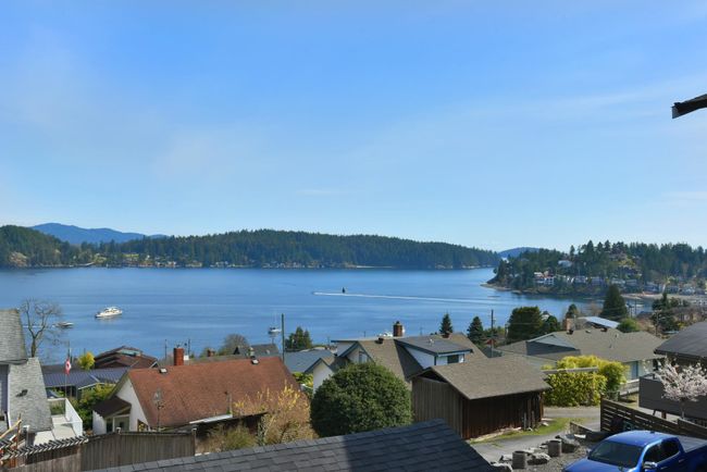 644 Gibsons Way, House other with 4 bedrooms, 4 bathrooms and null parking in Gibsons BC | Image 1
