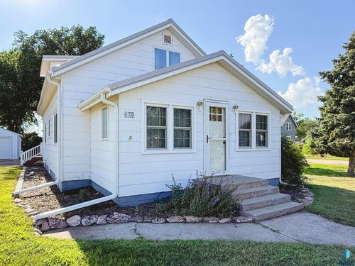 201 S Section Line St, Howard, SD, 57349-8804 | Card Image