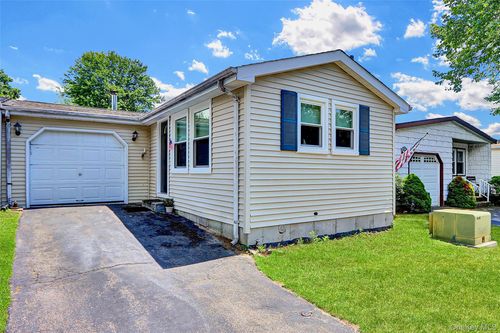 164 Village Cir W, Manorville, NY, 11949-9675 | Card Image