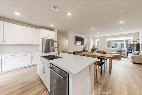 1484 W Sunrise Ln, San Pedro, CA, 90732-6103 | Card Image