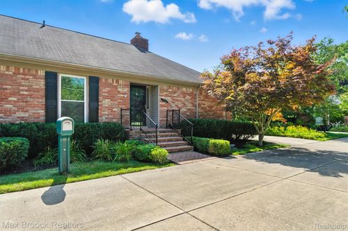 1829 Stonycroft Ln, Bloomfield Hills, MI, 48304-2337 | Card Image