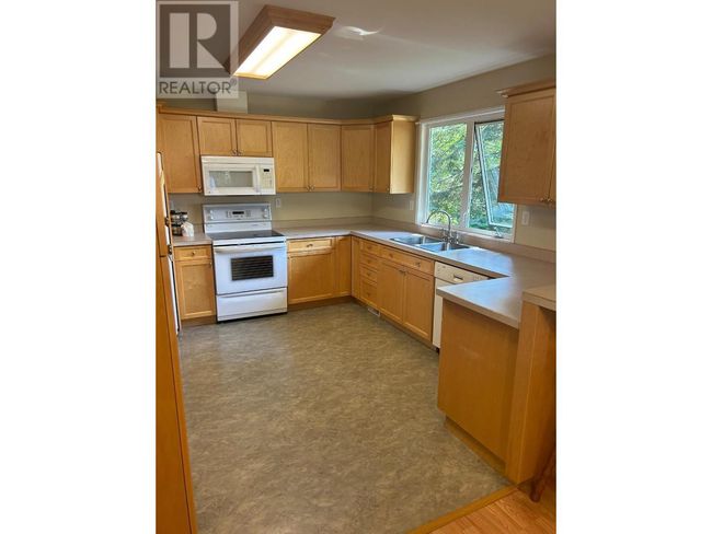 1055 White Rd, House other with 4 bedrooms, 2 bathrooms and null parking in South Slocan BC | Image 12