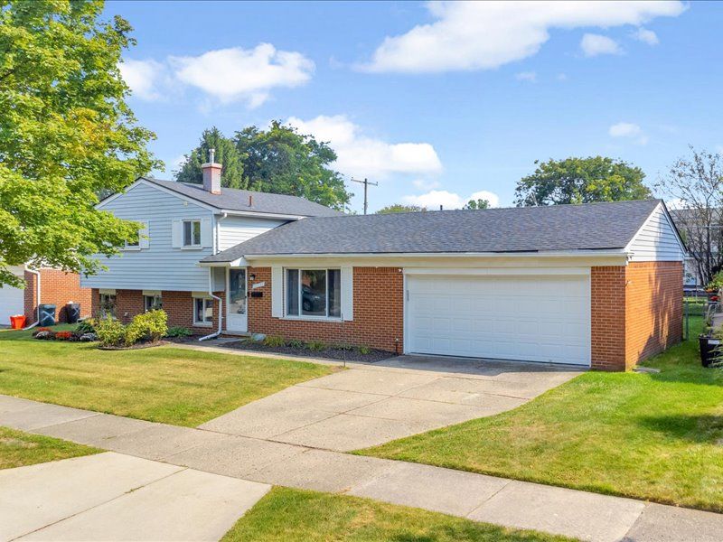 Meadowlark St, Livonia, MI 48154