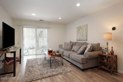 1015-1015 Wedgewood Cir, Belford, NJ, 07718-2309 | Card Image