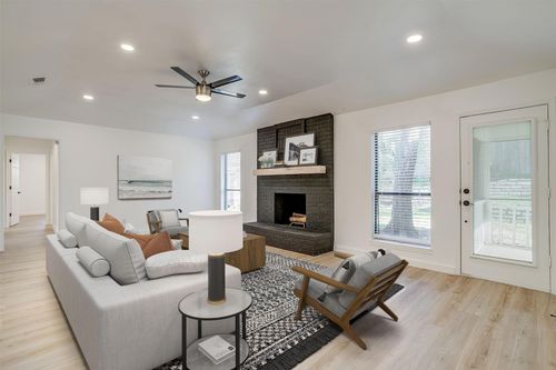 10048 Regent Row St, Benbrook, TX, 76126-3001 | Card Image