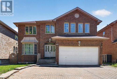 15 Lisa Crescent, Richmond Hill (Doncrest), ON, L4B3J4 | Card Image