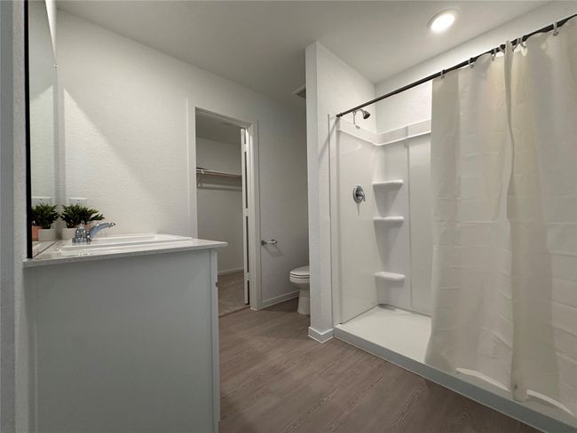 Primary en suite w/ walk-in closet | Image 9