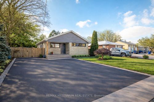 902 Centre St N, Whitby, ON, L1N4V1 | Card Image