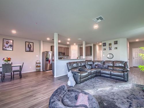 5011 Sandstone Way, San Antonio, TX, 78222-2223 | Card Image