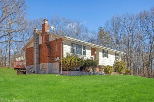 19 East Rd, Wallkill, NY, 12589-2701 | Card Image