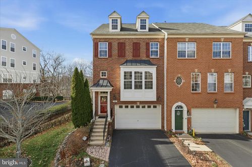 9748 Corbett Cir, MANASSAS PARK, VA, 20111-7004 | Card Image