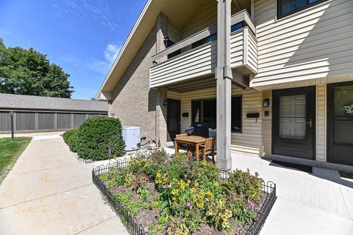 1611 S Carriage Lane, New Berlin, WI, 53151 | Card Image