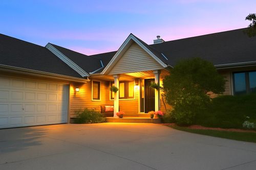 6180 S Preston Ln, New Berlin, WI, 53151-8787 | Card Image